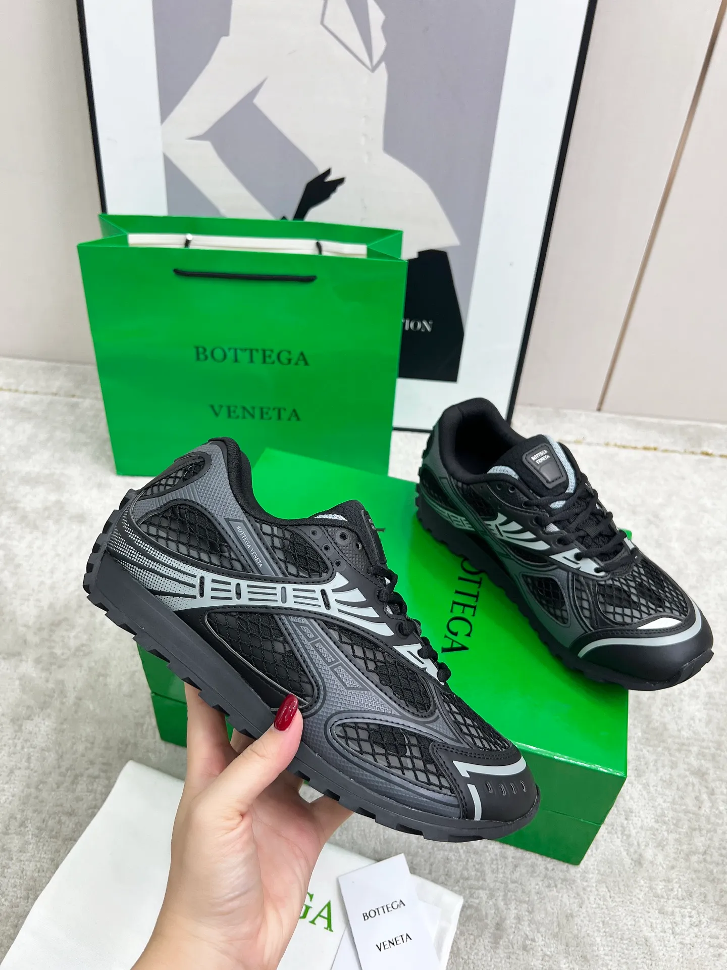 P540. Top version (couples model) Bottega Veneta Bottega Veneta 23ss autumn and winter show BV Orbit sneakers Wang Yibo's same style couples casual shoes dad shoes! Runner sneakers! Original purchase and development!  Made of original lightweight technical mesh fabric, the same as the original version! The process is complicated!  Paired with a rubber outsole designed with a geometric pattern, the high version of the Wang Zha series is actually much taller, but the legs still look slim. Very nice. Durable and playable, standard and version-matching shoe package technology, look for high-end versions. The original outsole is exclusively molded, and the color-blocked TPU outsole is used. The material and weight are the same as the original!  Size: #Female 35-41 (40 and 41 customized sizes are non-refundable) Male 39-45 (45 size customized are non-returnable and exchangeable)